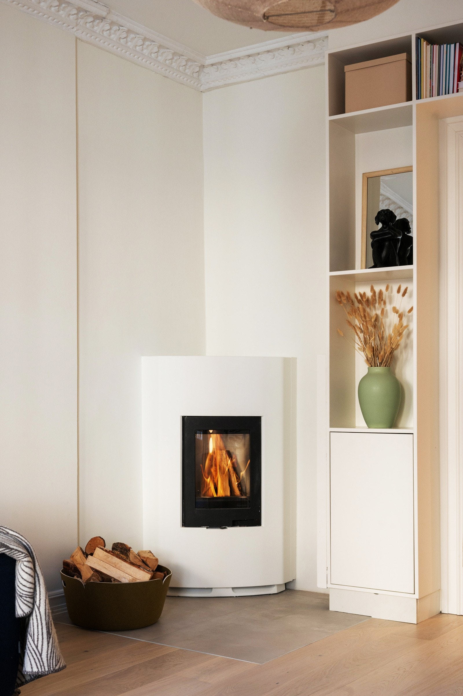 I stuen har du en ny peisovn, installert i 2024, skaper en lun og koselig atmosfære, perfekt for kalde vinterkvelder Galleribilde