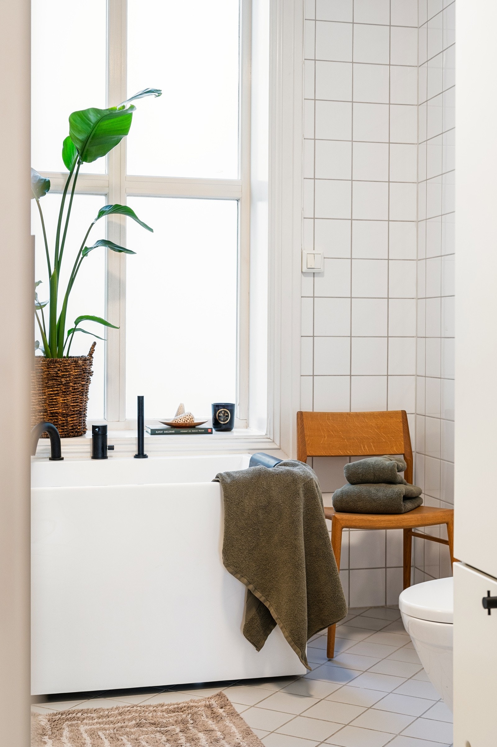 Det er målt fall mot sluk på ca. 25 mm fra dørterskel til kant av badeka Galleribilde