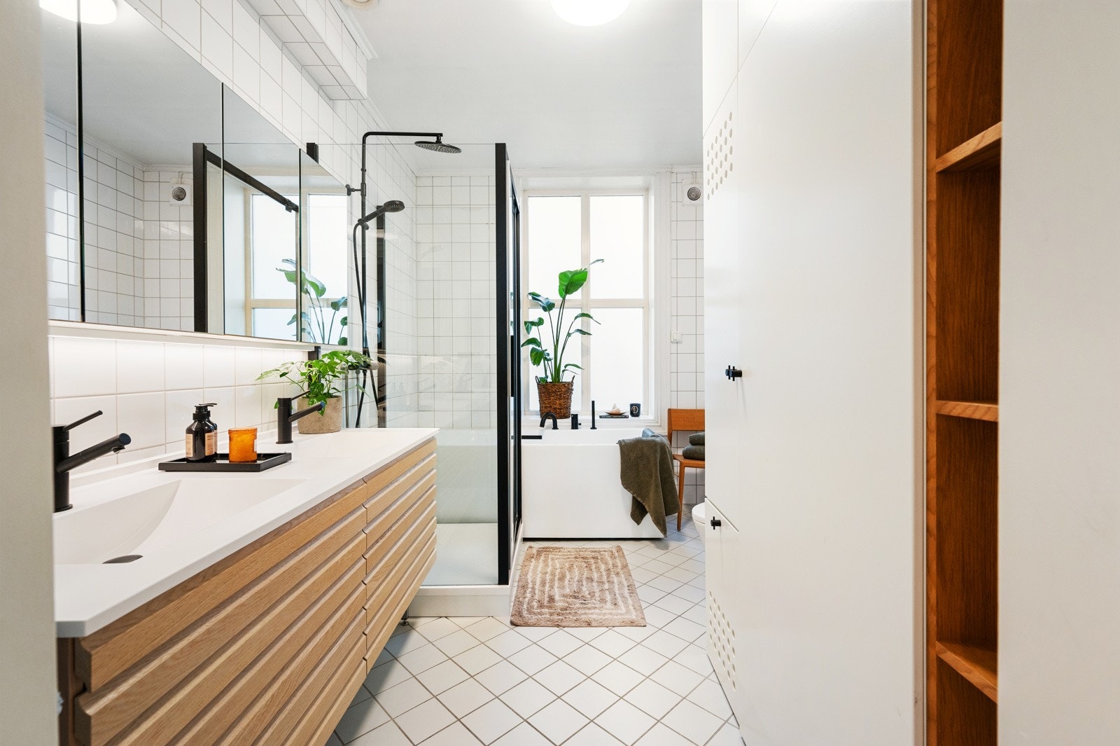 Leiligheten har et moderne og romslig baderom med stilrent uttrykk og gjennomtenkte detaljer Galleribilde