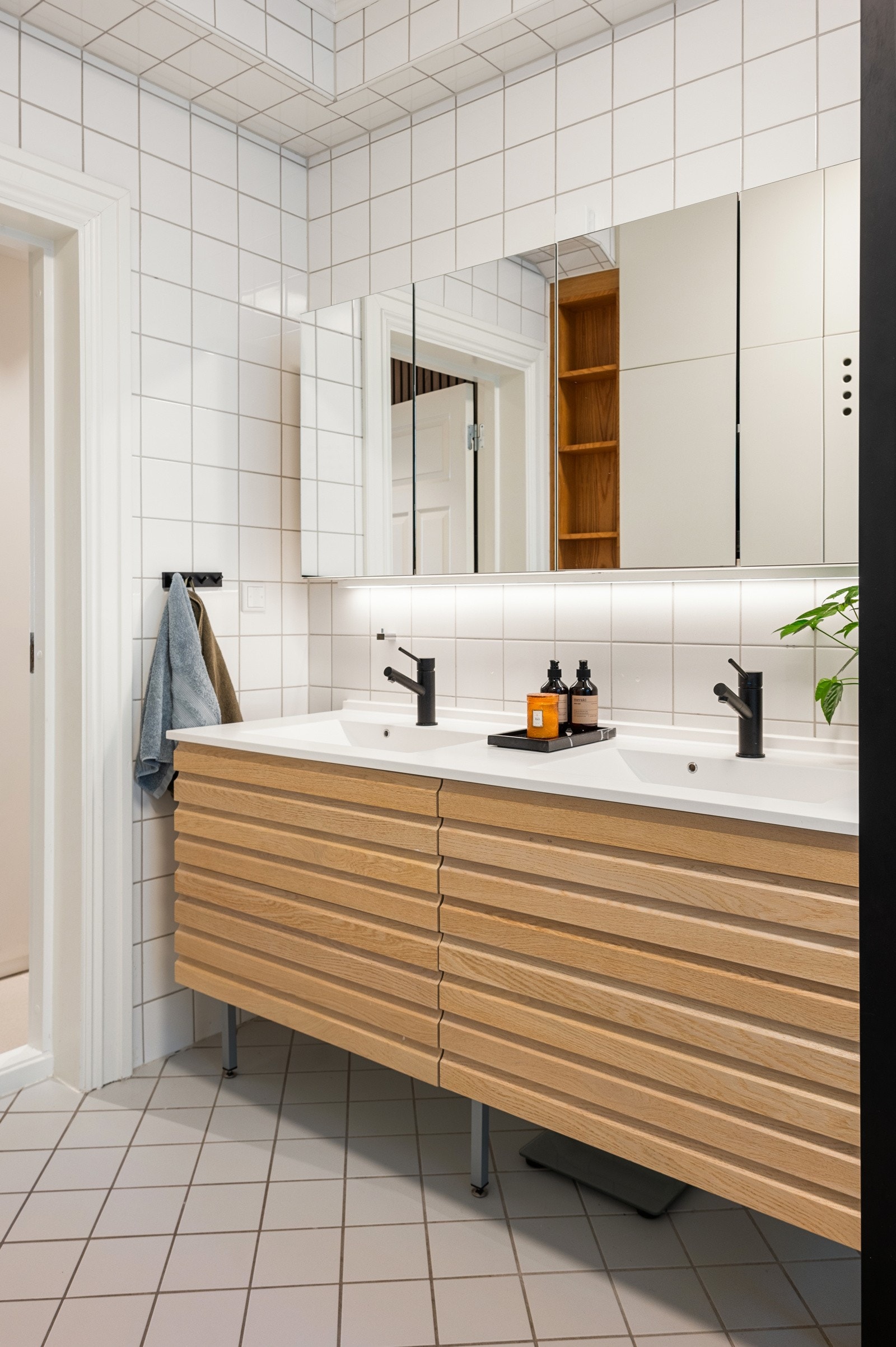 Dobbel servant med skuffeinnredning gir god oppbevaringsplass, og det er opplegg for både vaskemaskin og tørketrommel Galleribilde