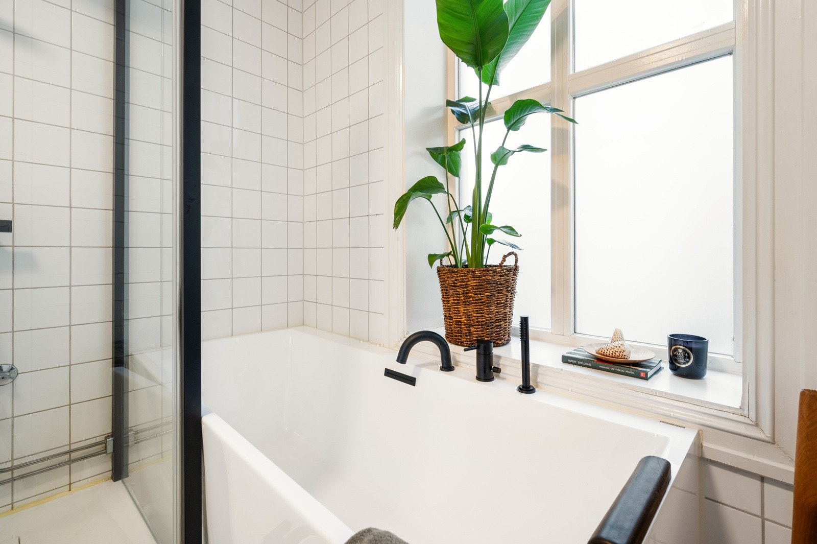 Baderommet er utstyrt med både dusj og badekar - dusjkar på gulv med dusjdører i herdet glass og badekar med dusjgarnityr Galleribilde