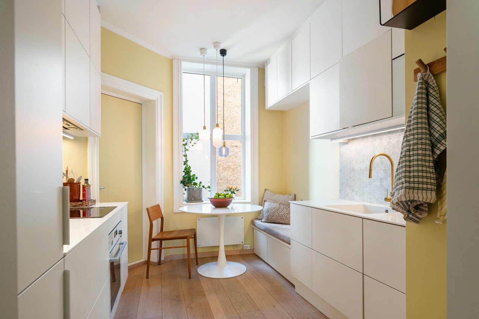 Kjøkkeninnredningen fra JKE Design (2021) har glatte, hvite skapfronter og gir et rent, tidløst uttrykk Galleribilde