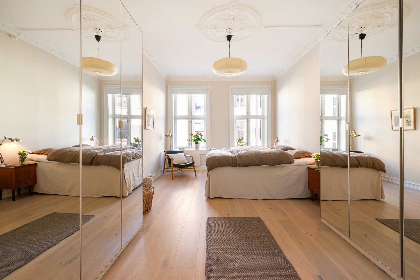 Leiligheten har to romslige og innbydende soverom med klassiske detaljer og gode møbleringsmuligheter Galleribilde