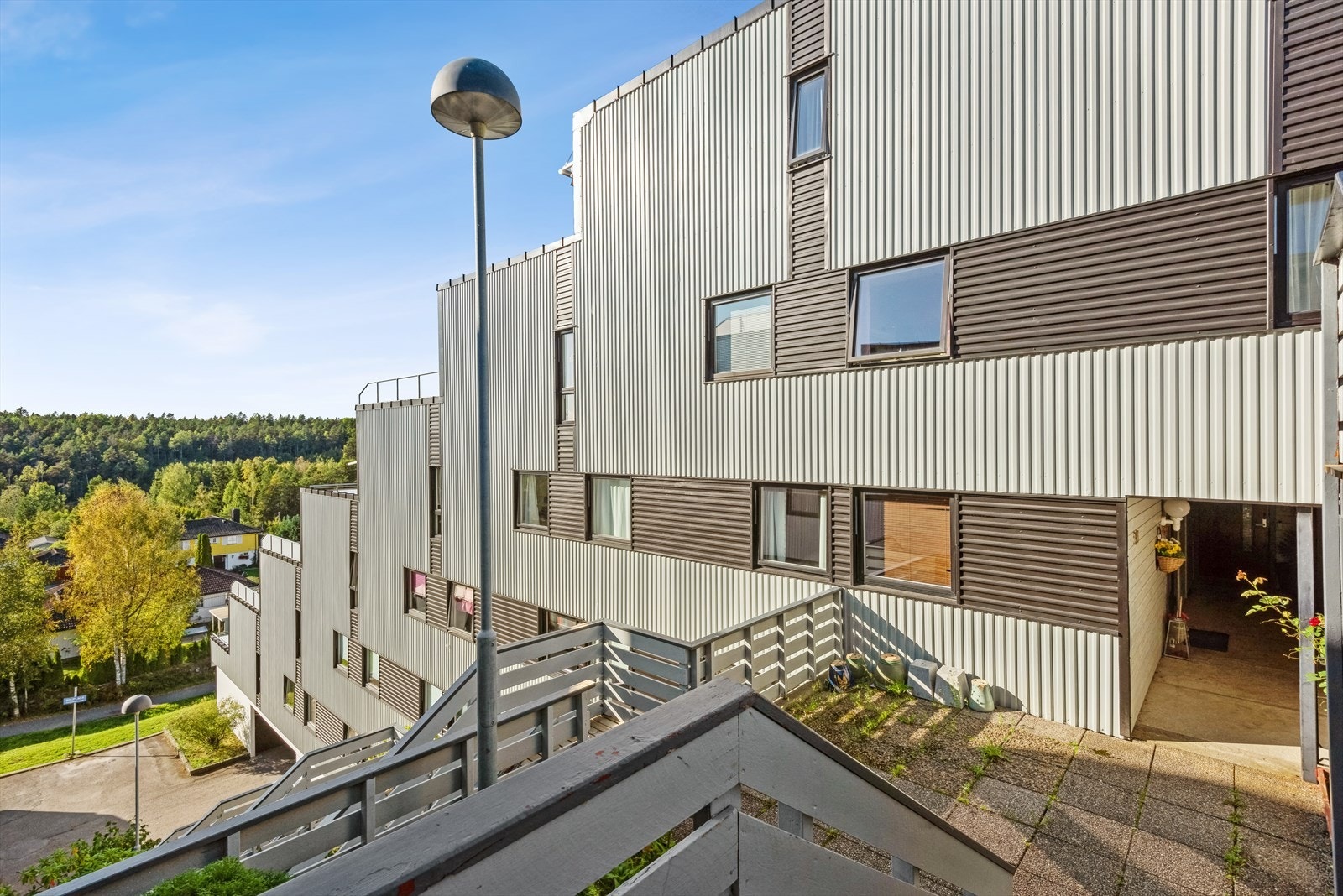 Eiendommen ligger sentralt til med kort vei til skoler, barnehager og offentlig kommunikasjon. Galleribilde