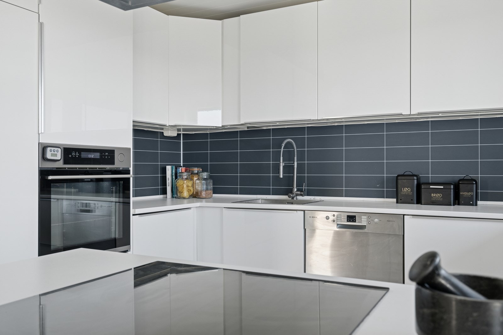 Kjøkkenet er oppgradert i nyere tid med en stilren innredning. Galleribilde