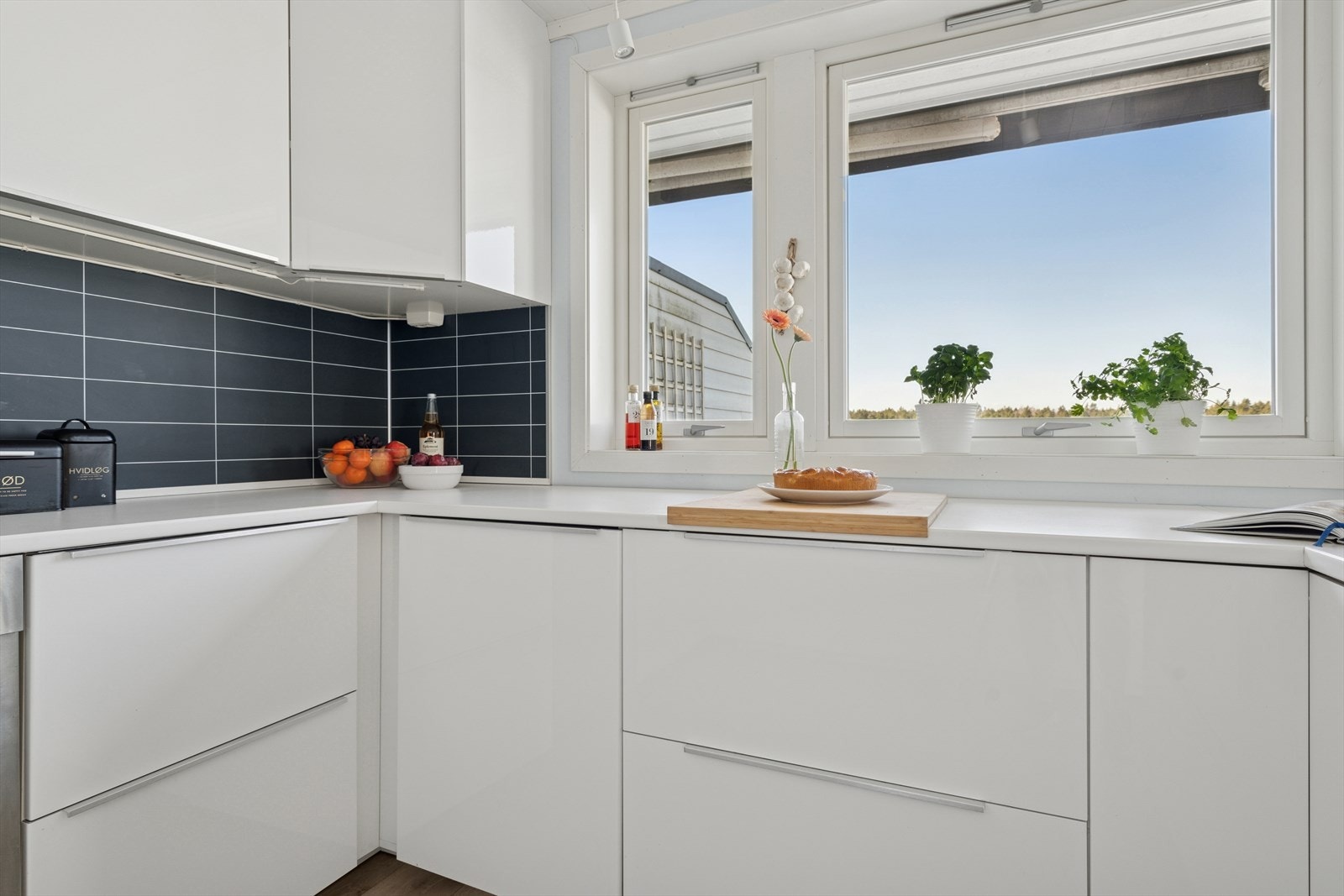 Godt med oppbevaringsmuligheter i skuffer og skap, samt godt med arbeidsrom ved kjøkkenbenker. Galleribilde