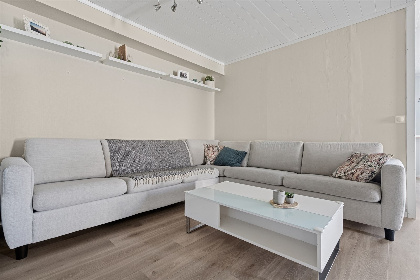 Det er plass til både sofagruppe og spisestueløsning i stuen. Galleribilde