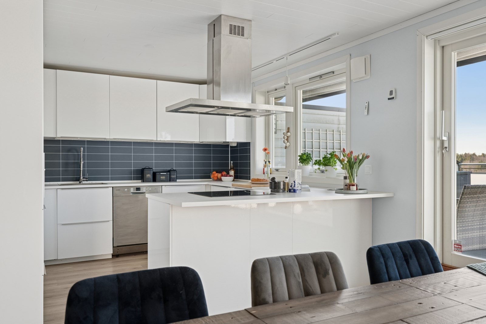 Den åpne løsningen mellom stue og kjøkken gir en god og luftig romfølelse. Galleribilde