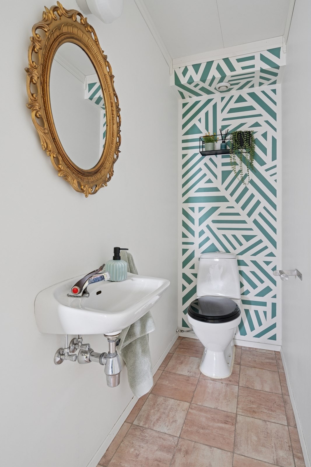 Eget toalettrom med praktisk adkomst fra gangen. Galleribilde