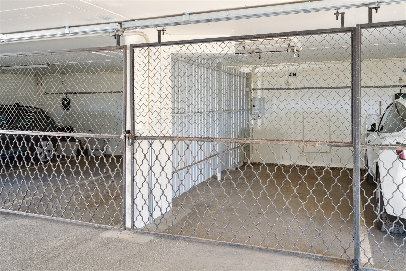 Seksjonen disponerer garasjeplass i felles anlegg. Galleribilde