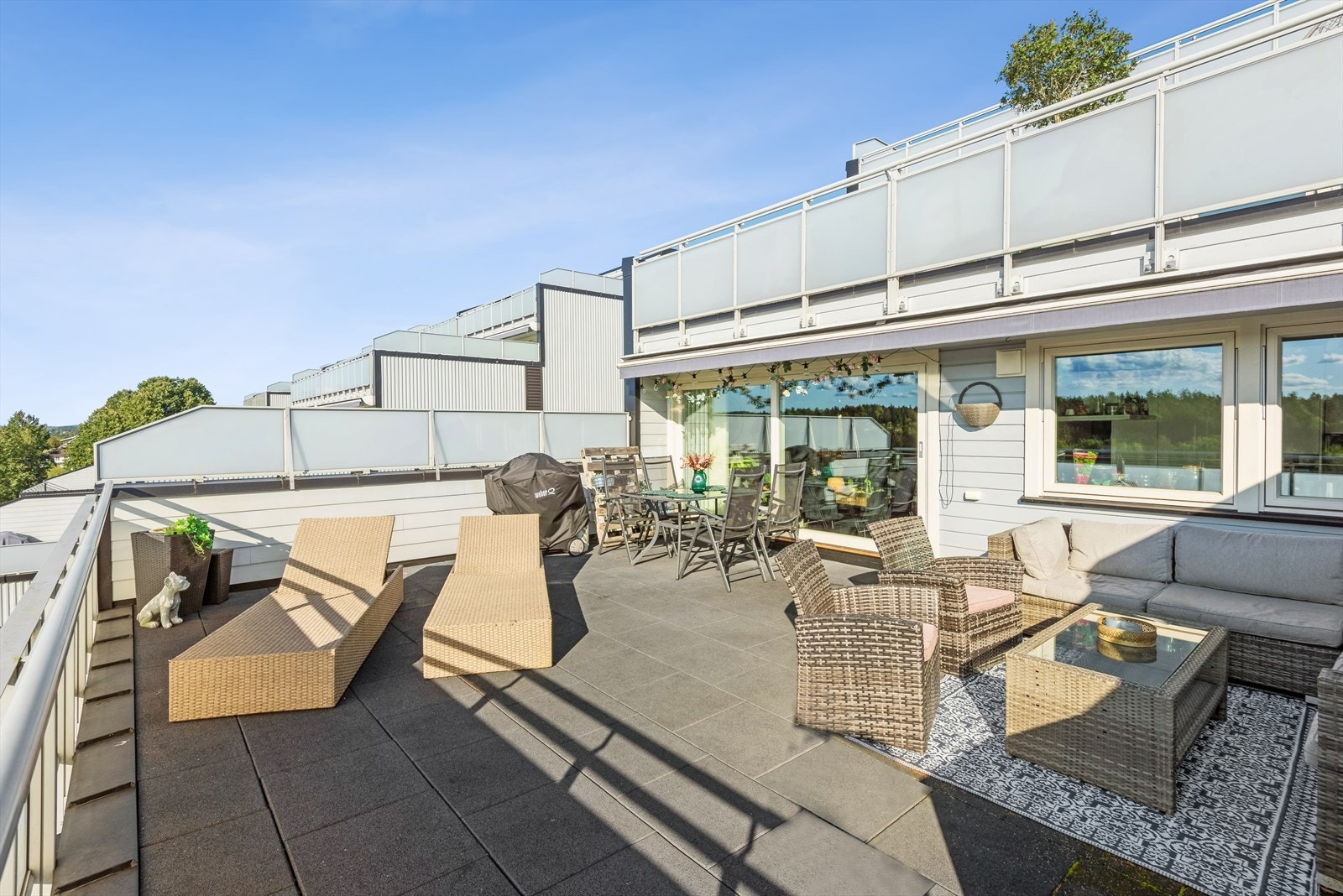 Utenfor stuen har du denne herlige terrassen hvor godværsdagene kan nytes. Galleribilde