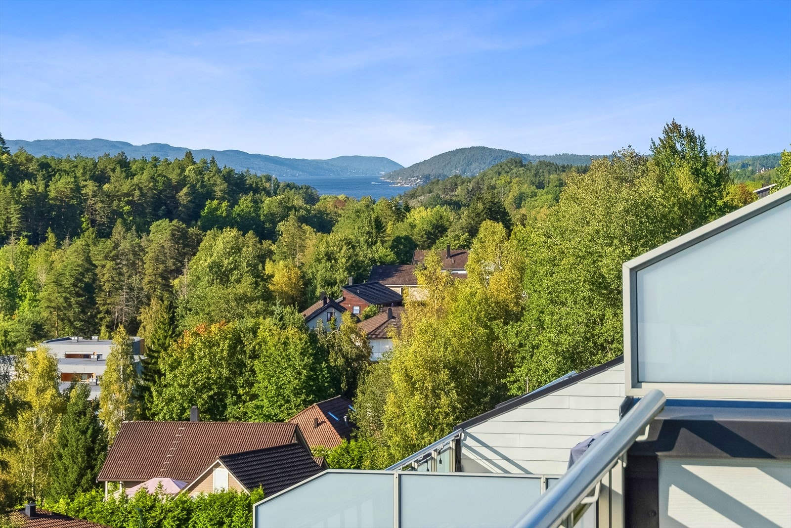 Fra terrassen er det utsikt mot nærområdet samt sjøgløtt. Galleribilde