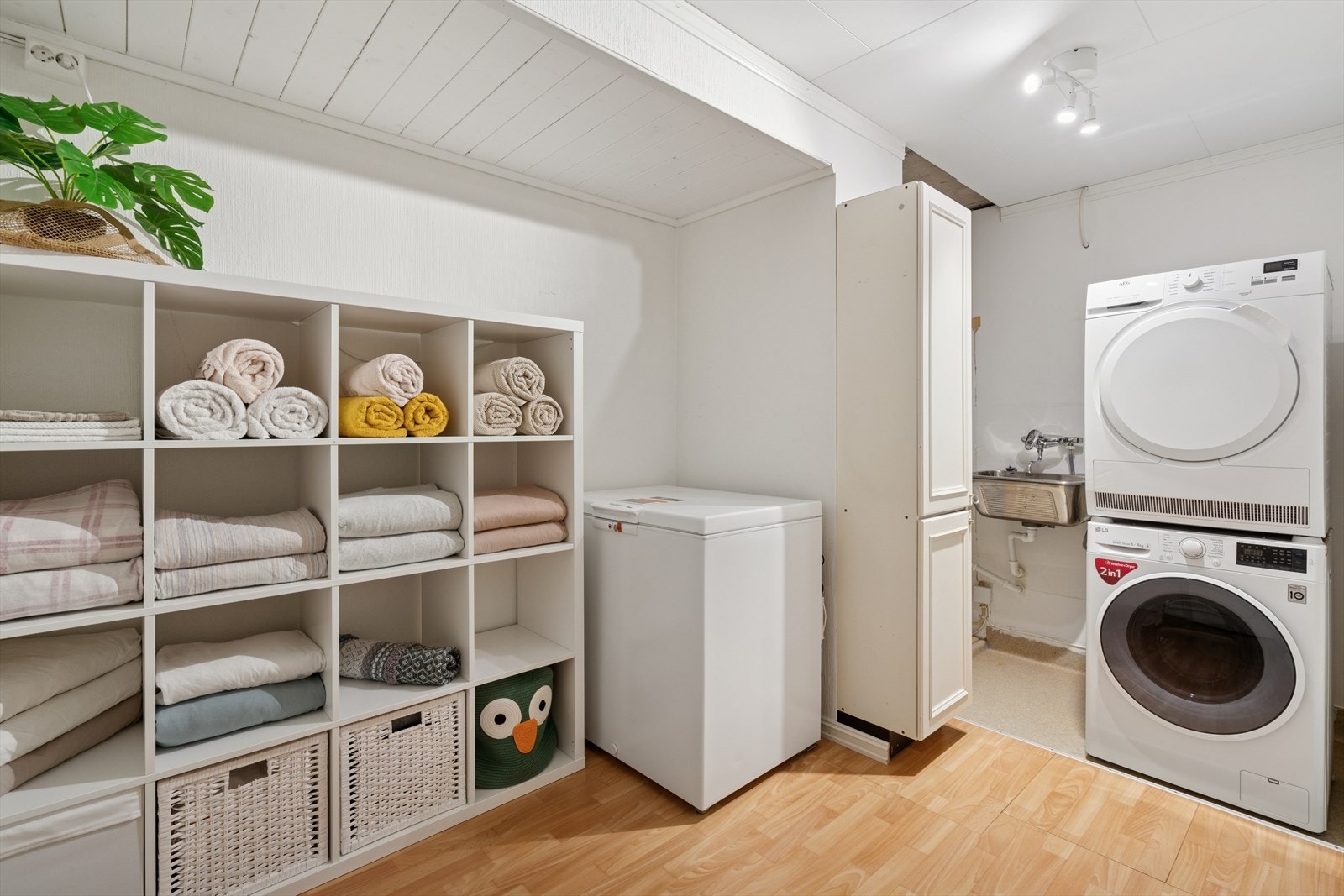 Praktisk med eget vaskerom, god plass til innredninger og opplegg til vaskemaskin og tørketrommel. Galleribilde