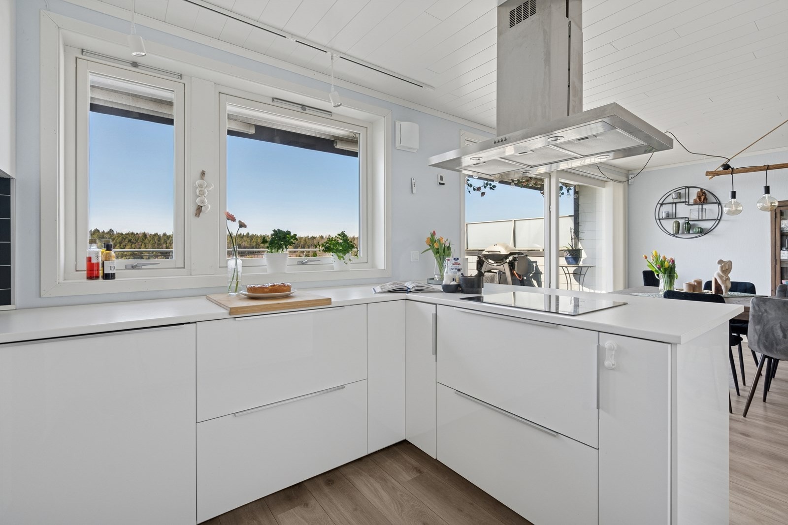 Store gode vindusflater gir rikelig med naturlig lys inn. Galleribilde