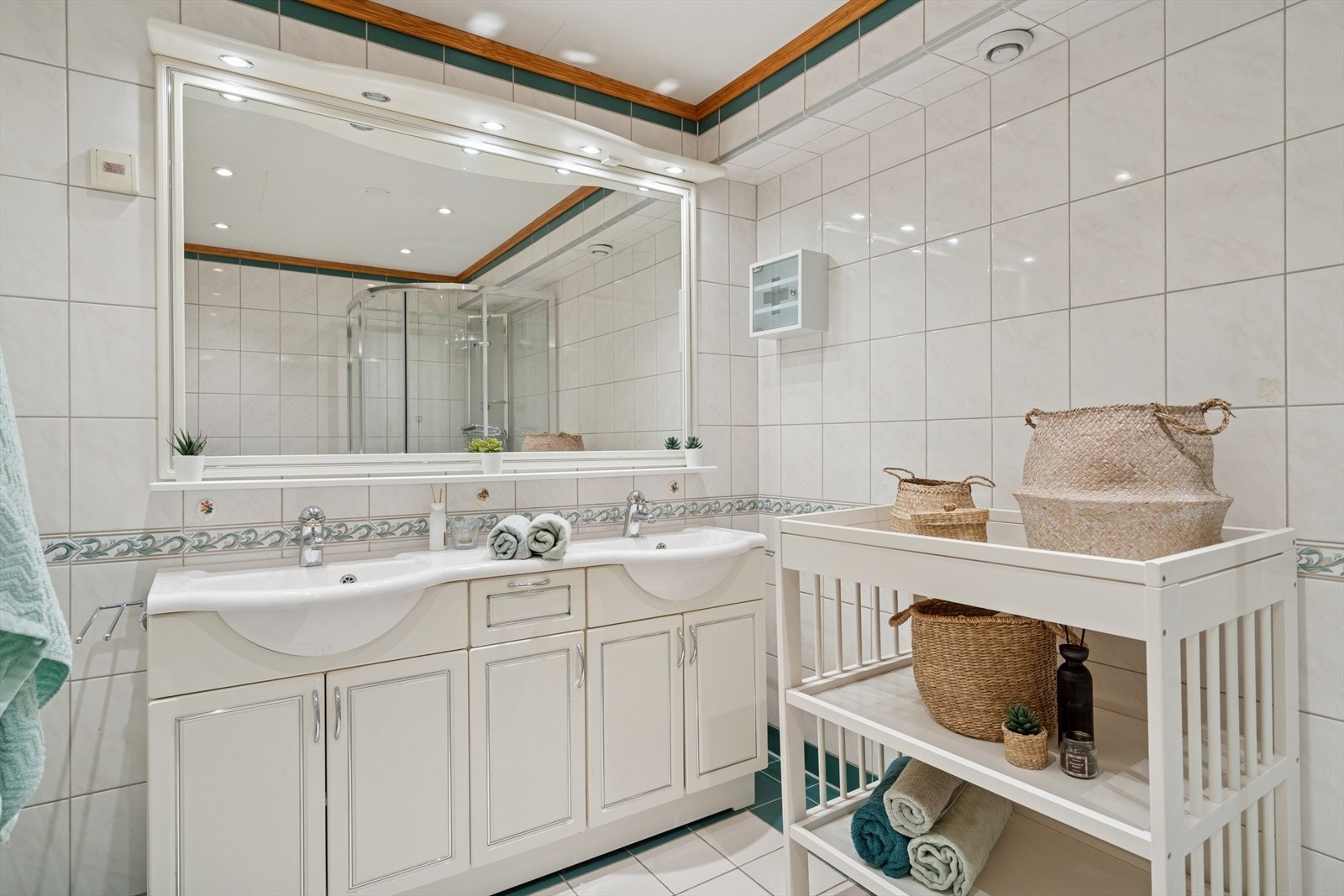 Lyst og pent baderom med eldre stil. Galleribilde