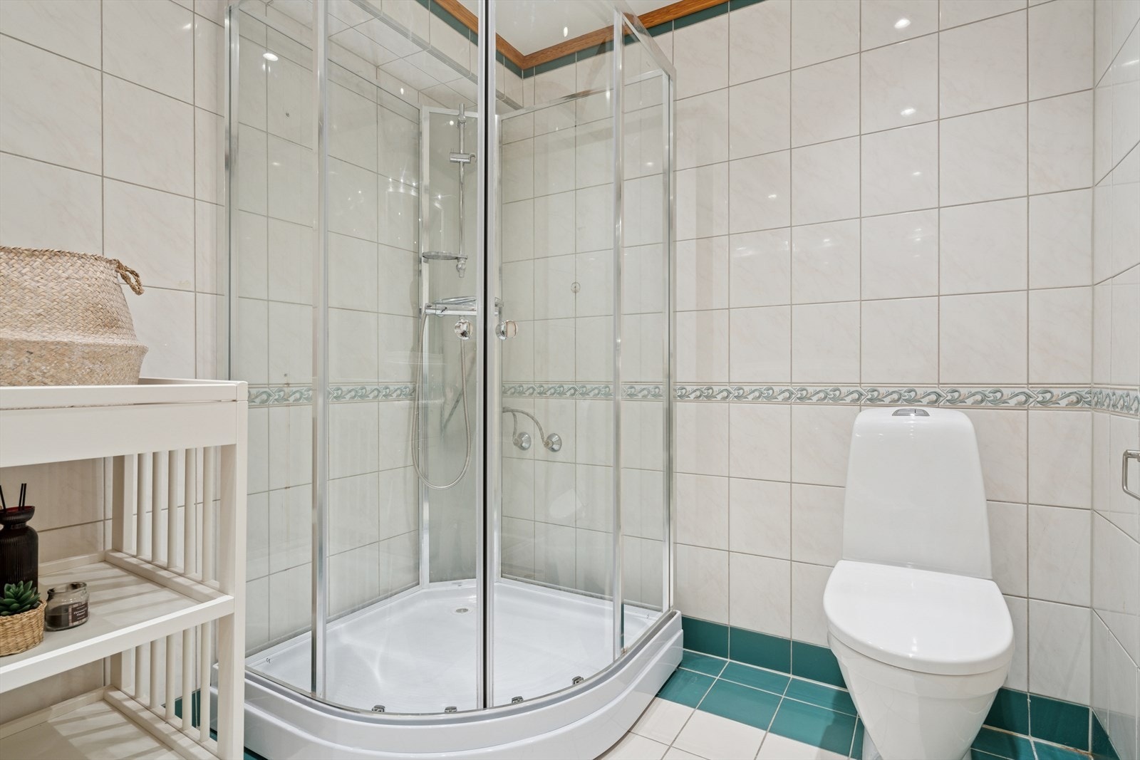 Badet er utstyrt med toalett, dusjkabinett og baderomsinnredning. Galleribilde