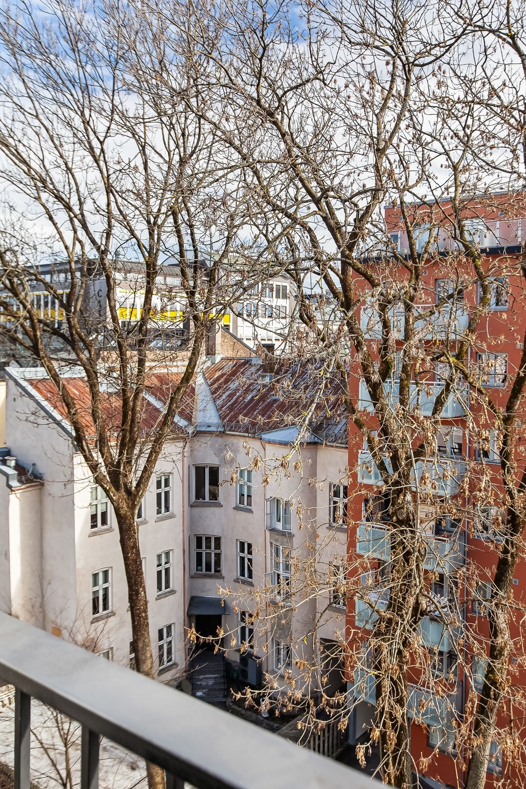 Flott utsyn til gårdsrommet fra fransk balkong. Galleribilde