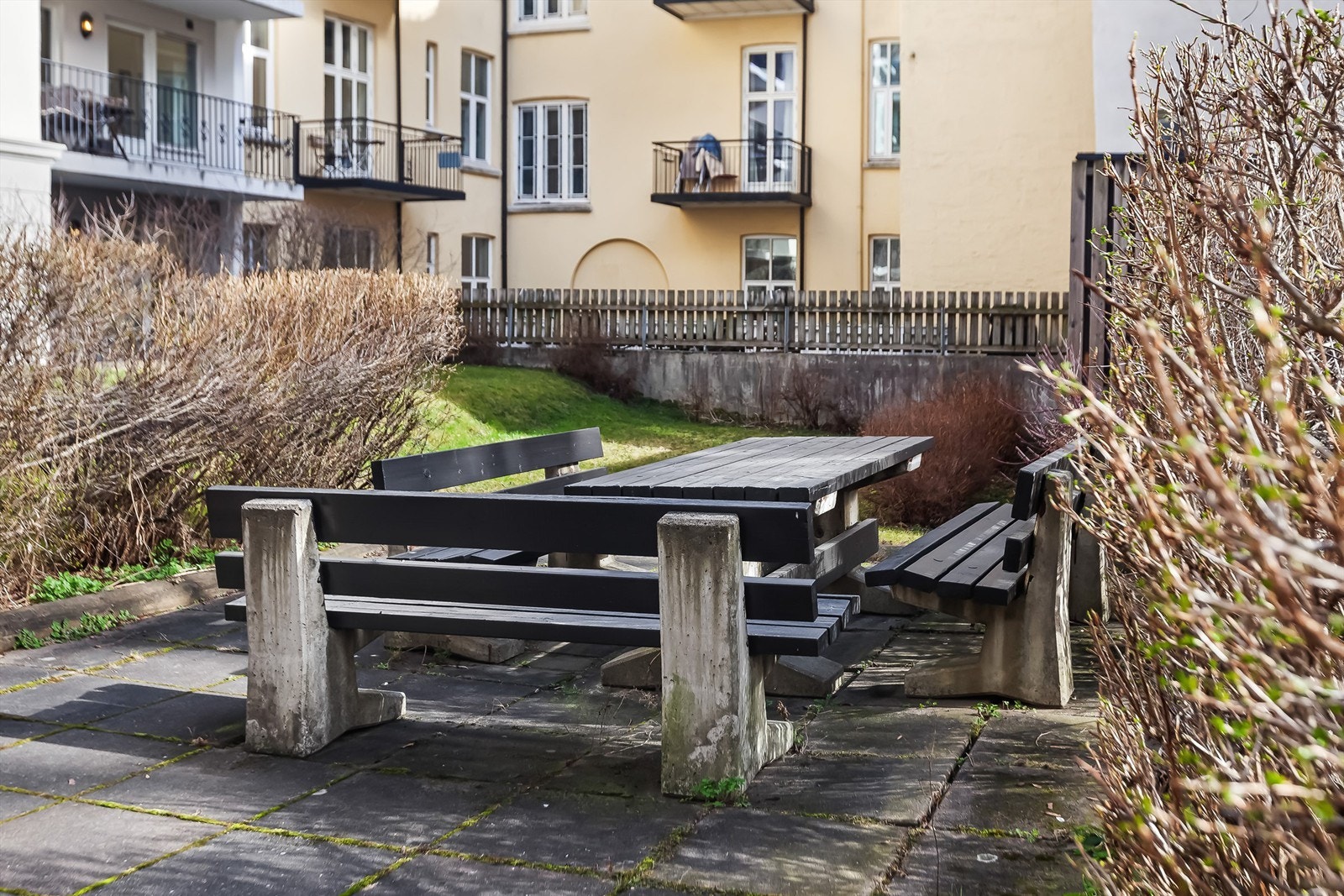 Hyggelig og fin indre gård opparbeidet blandt annet plenarealer, steinlagte internstier, diverse beplantning, sittebenker og sykkelstativer. Galleribilde