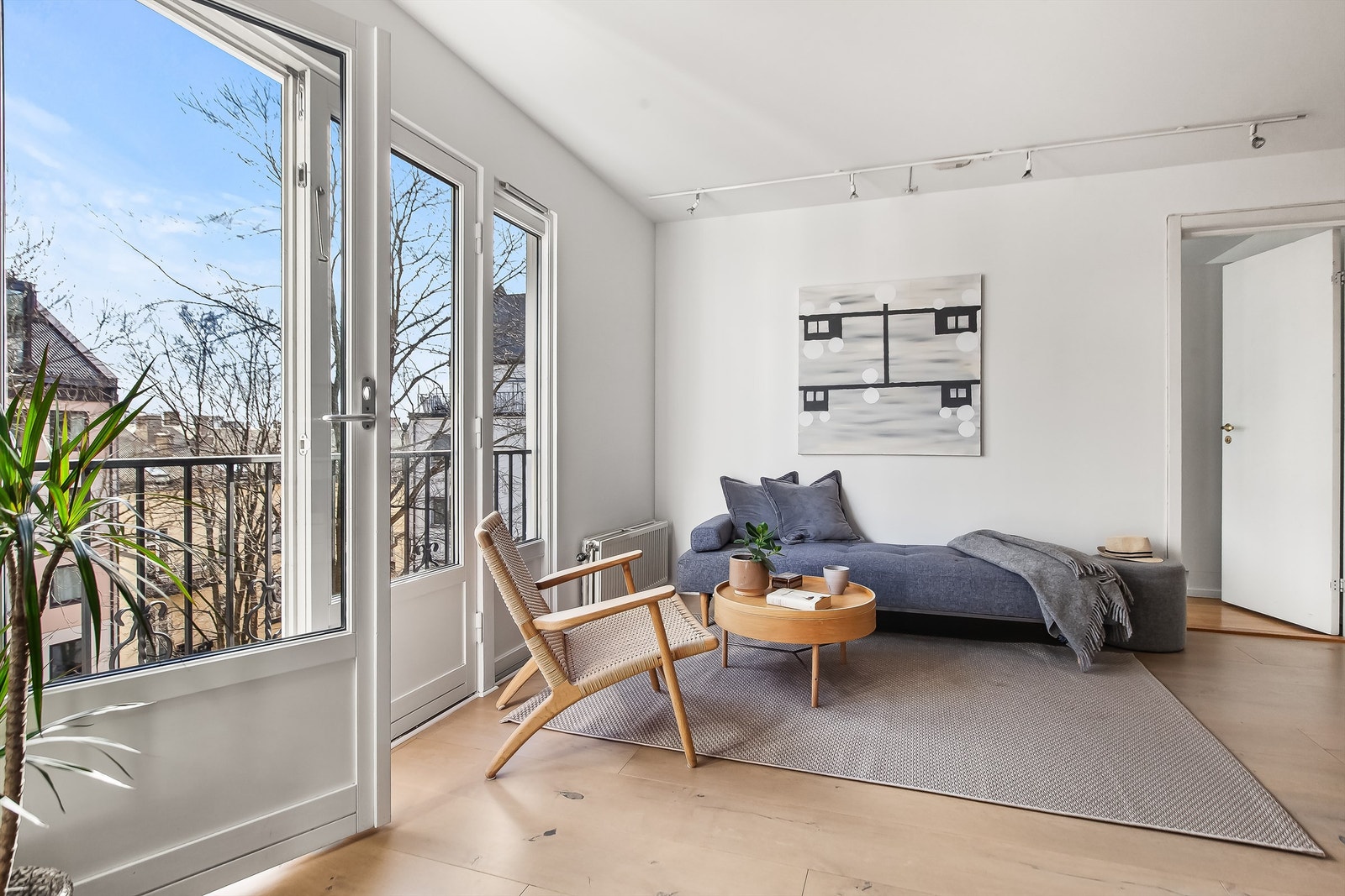 Leiligheten vender i sin helhet mot hyggelig bakgård og har en stille og skjermet beliggenhet. Galleribilde