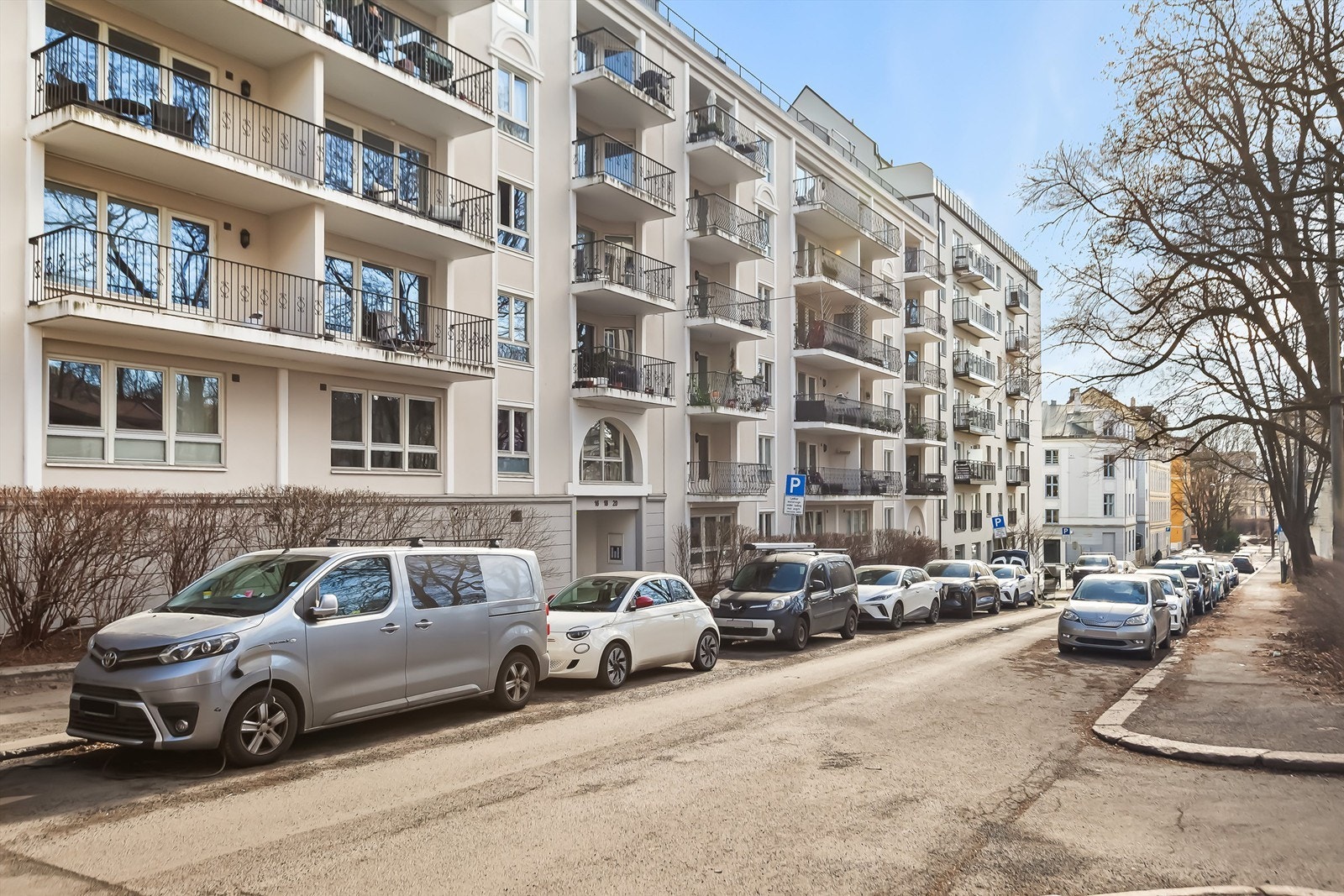 Moderne bygg, oppført i 1997 i klassisk stil, beliggende i svært attraktivt og etablert nabolag, hovedsakelig bestående av bygårder. Galleribilde