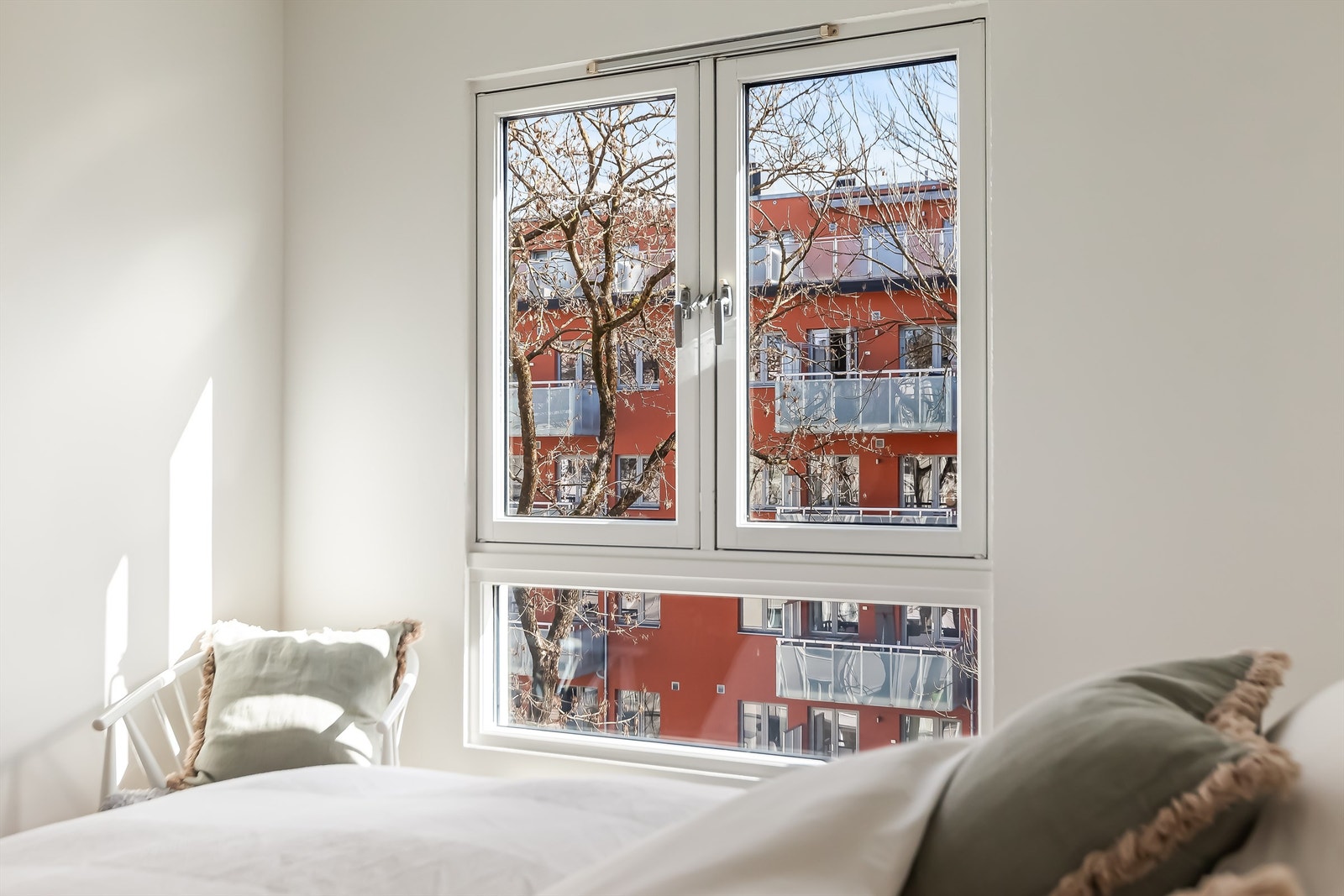 Soverommet vender, i likhet med resten av leiligheten, også mot stille og rolig bakgård. Galleribilde