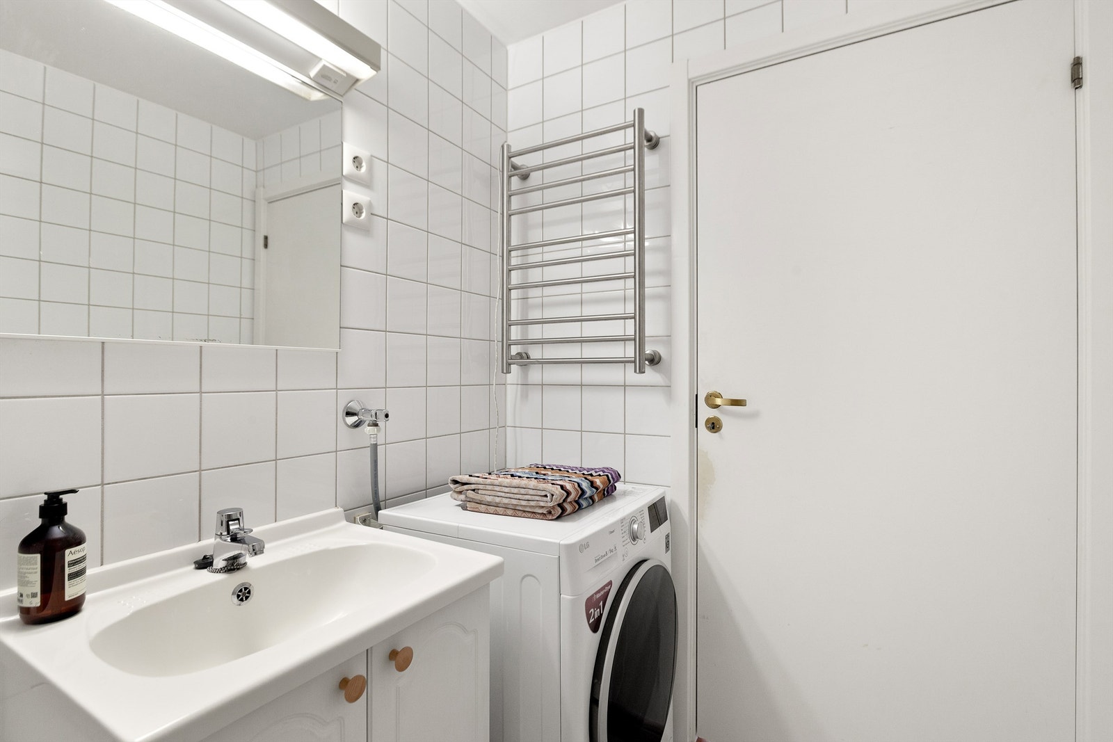 Det er opplegg for vaskemaskin på badet. Galleribilde