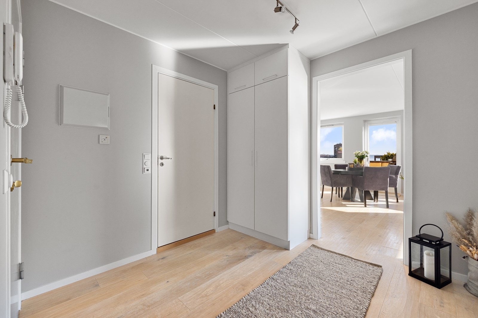 Velkommen inn! Takhøyt garderobeskap fra Kvik sikrer god plass til sko og yttertøy. Galleribilde