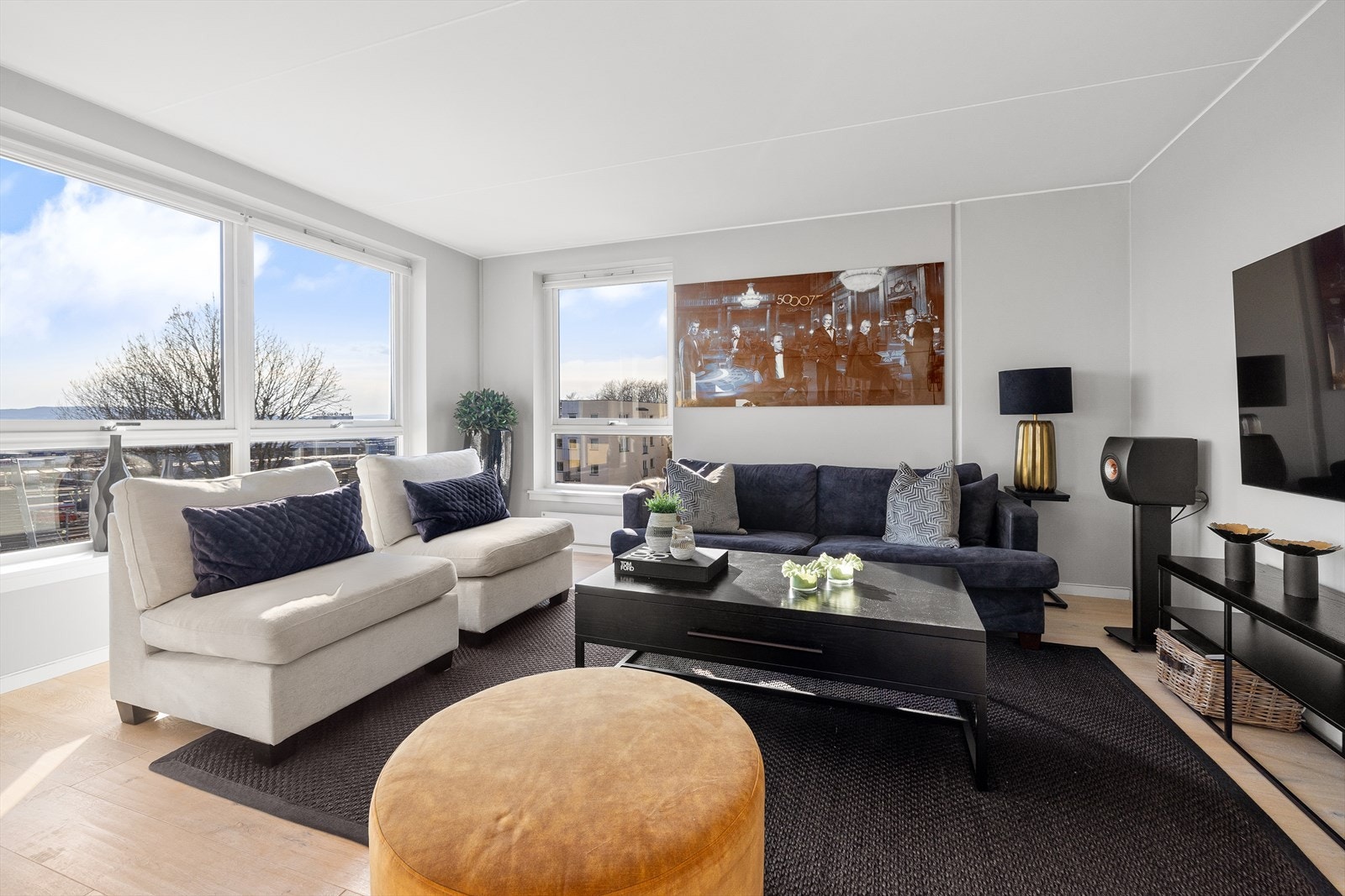 I stuen er det god plass til stor sofagruppe, sofabord og underholdningsavdeling. Galleribilde