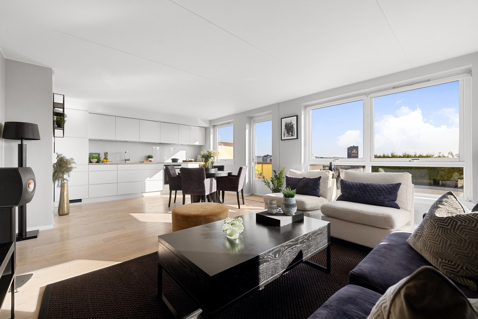 Ved kjøkkenet er det god plass til stor spisegruppe. Galleribilde