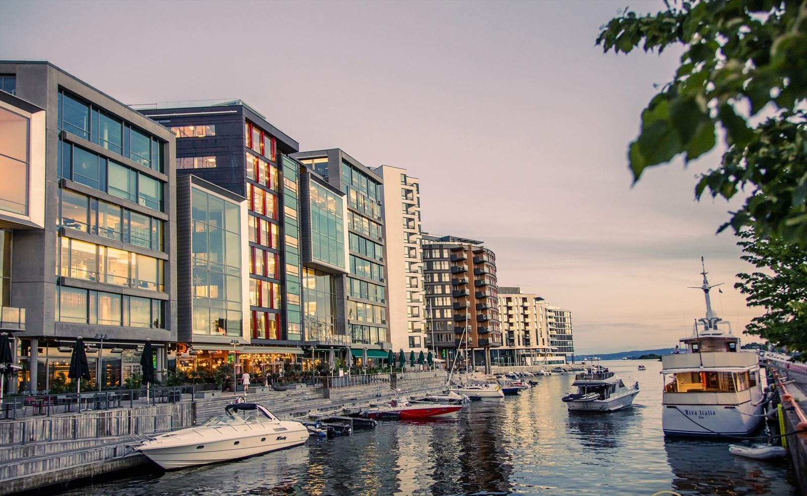 Aker Brygge finner du innen 10 minutters gange. Galleribilde