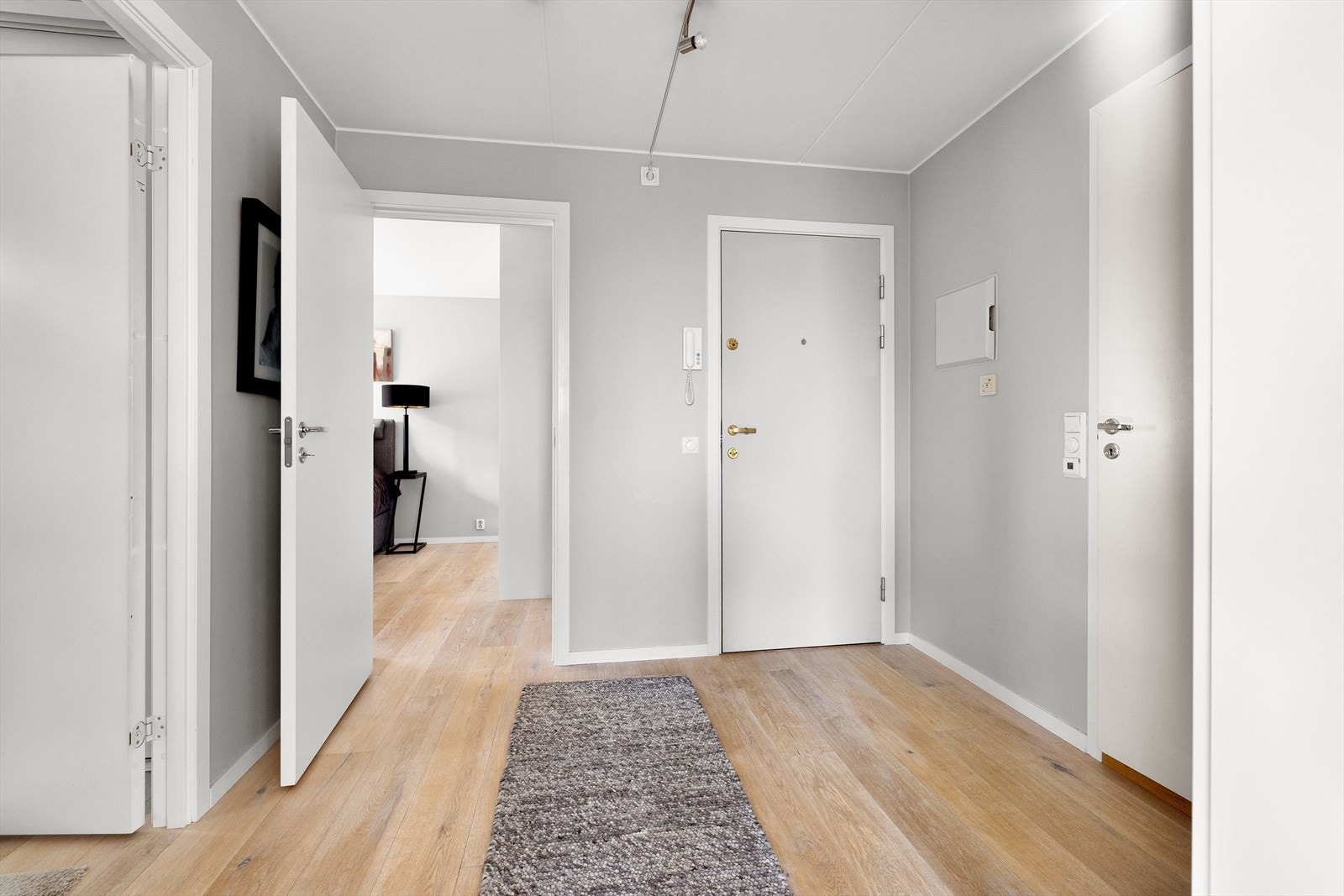 Du får et umiddelbart godt og gjennomført førsteinntrykk av leiligheten i den lyse og innbydende entréen. Galleribilde