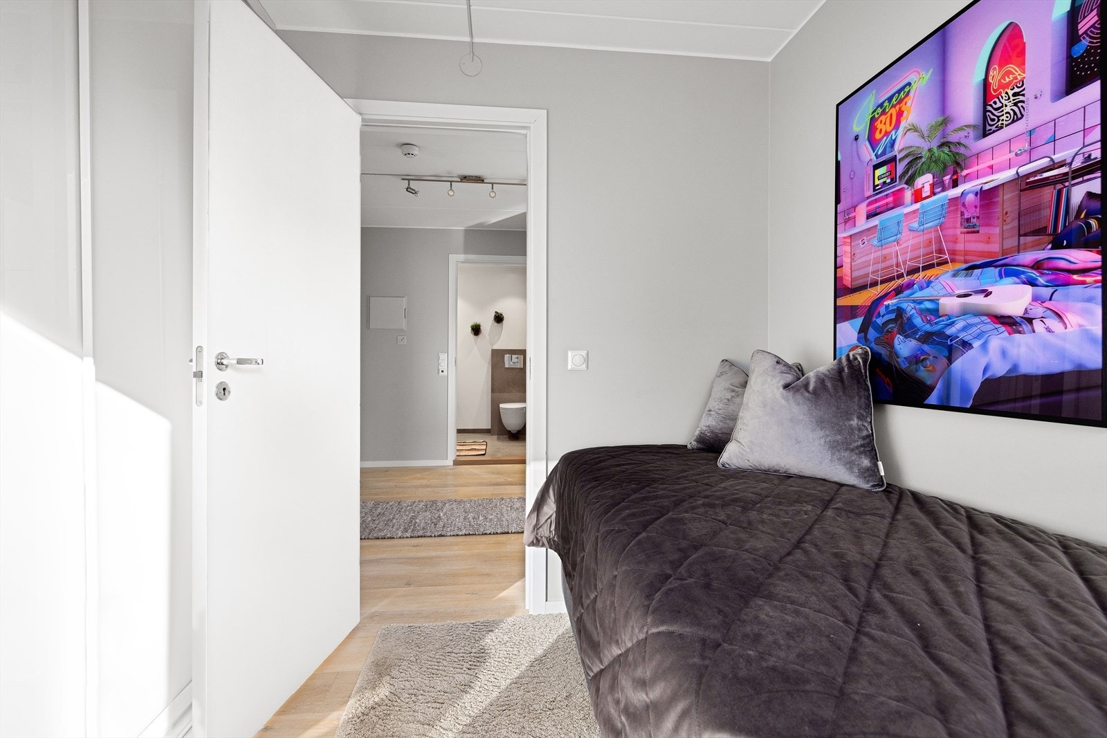 Her er det god plass til seng, skrivepult og skap. Galleribilde
