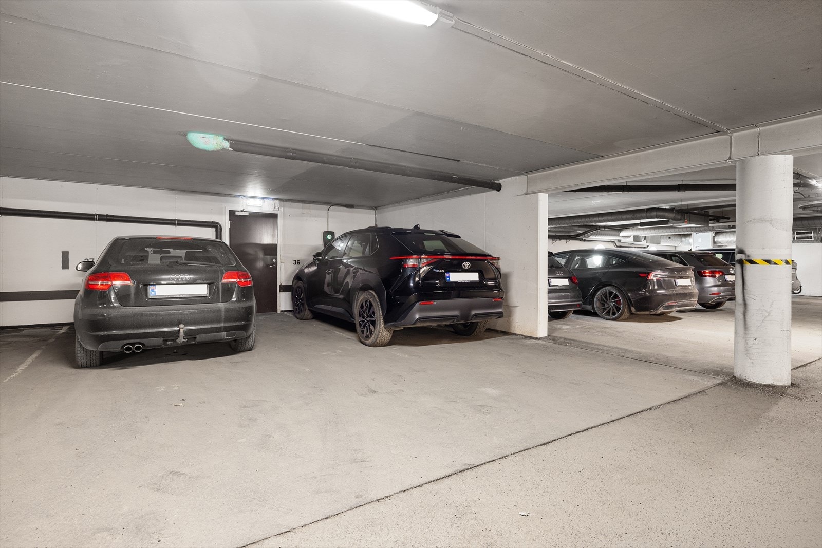 Det medfølger parkeringsplass nr. 36 i lukket garasjeanlegg. Galleribilde