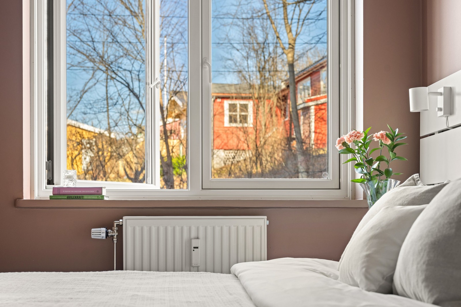 Hovedsoverom vender ut mot kolonihagen som ligger bak sameiet Galleribilde