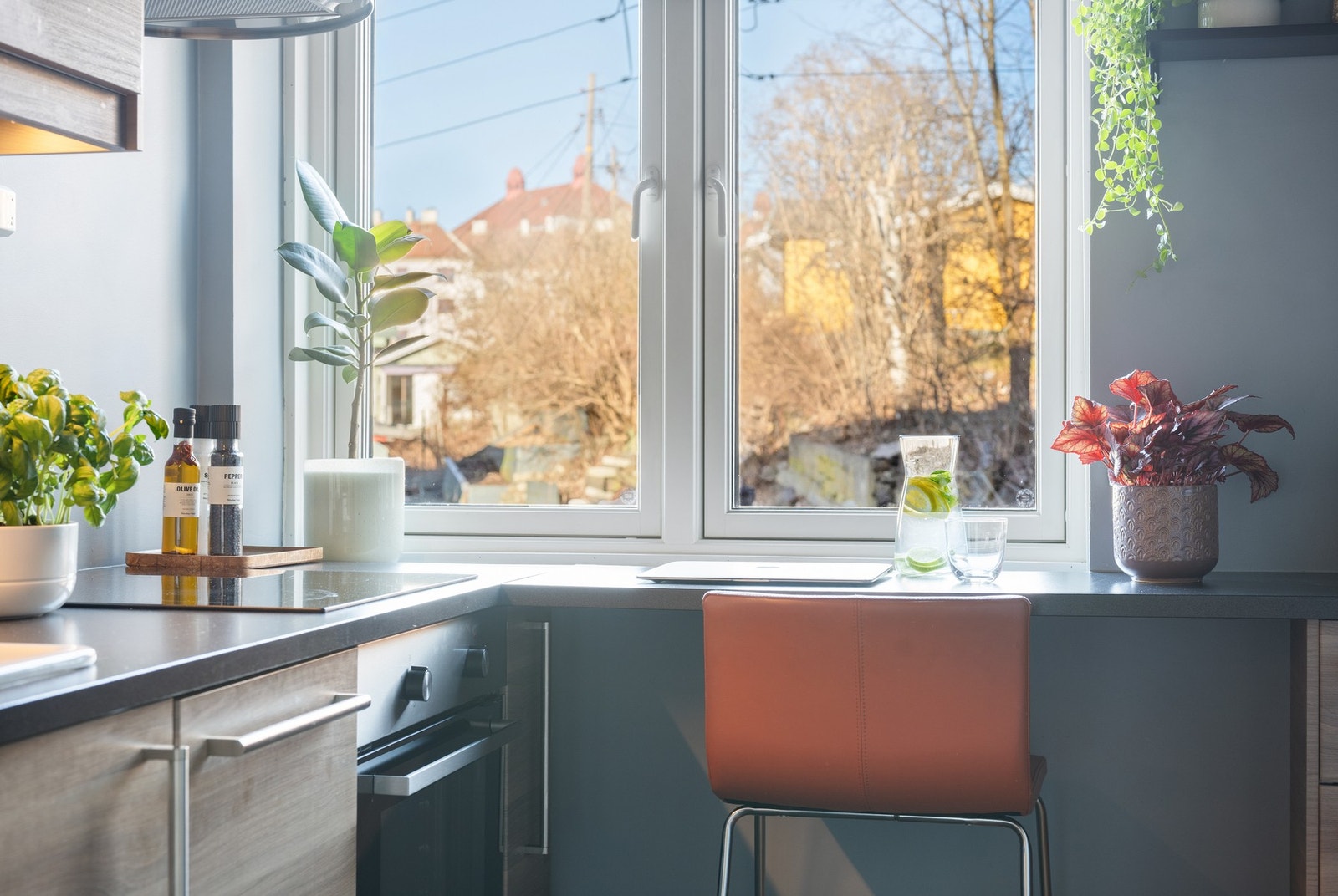 Koselig spiseplass ved vinduet Galleribilde