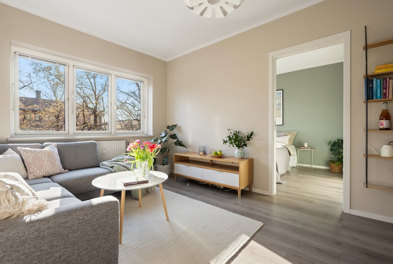 Stue med inngang til ett av to soverom Galleribilde