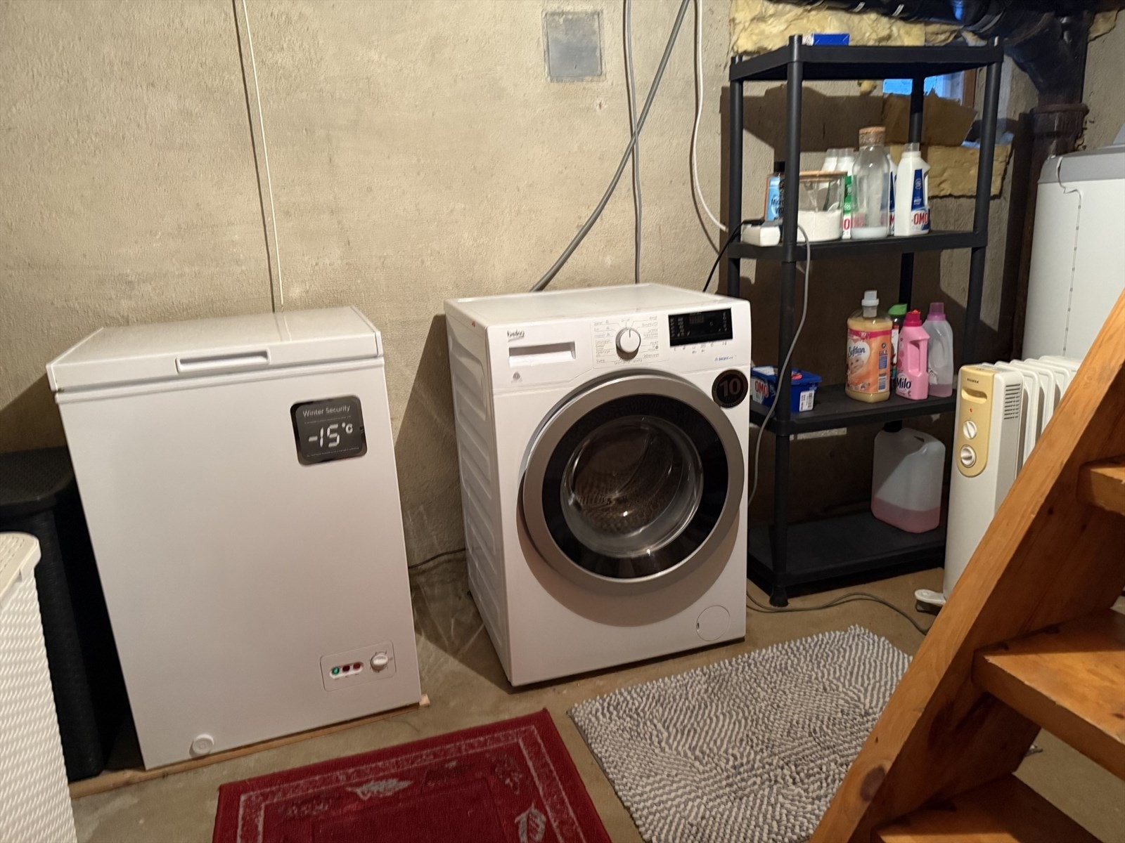 Vaskemaskin plassert i kjeller Galleribilde