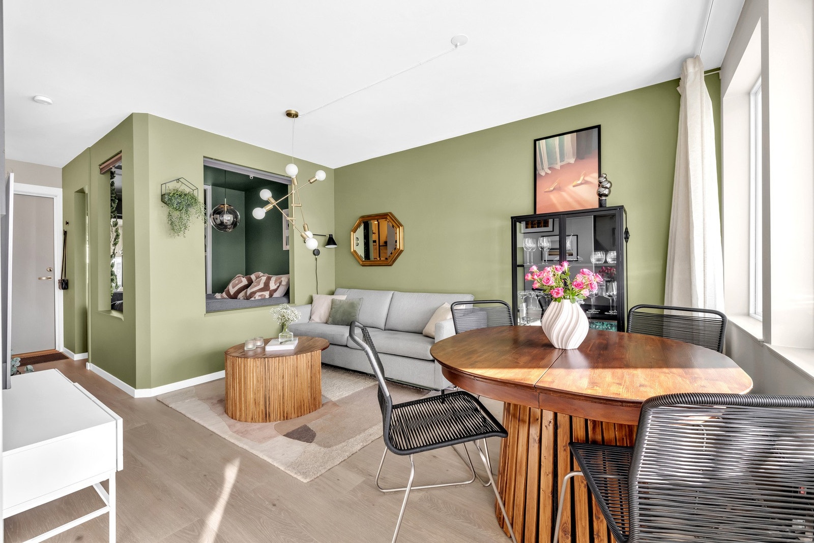 Her er det god plass til å invitere både venner og familie på middagsselskap eller spillkvelder! Galleribilde