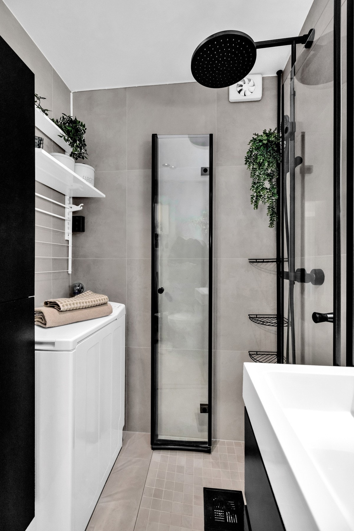 Innredningen er bestående av servantskap, høyskap, dusjhjørne, vegghengt toalett og opplegg for vaskemaskin. Galleribilde