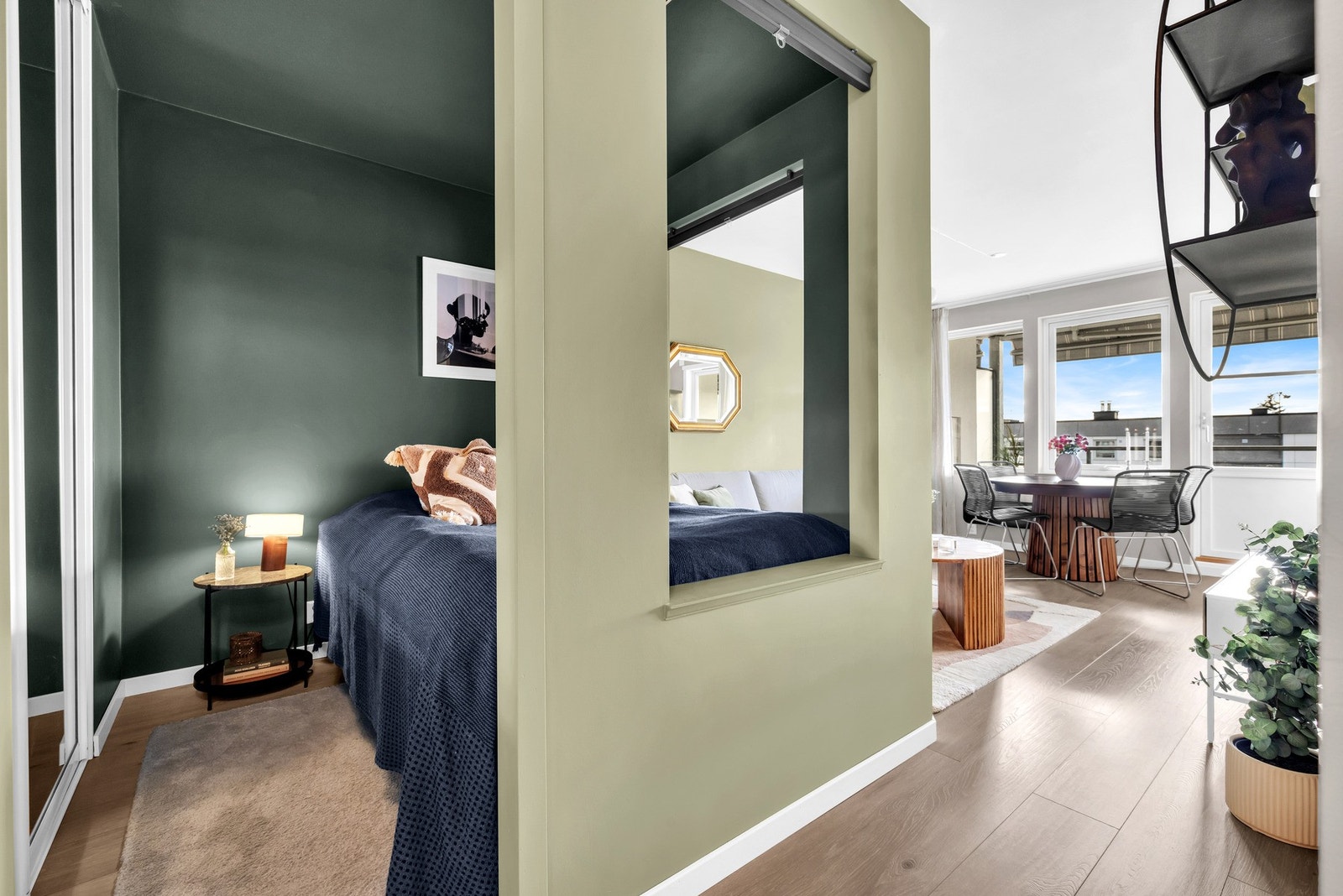 Leiligheten har en stilig og unik alkove løsning. Galleribilde