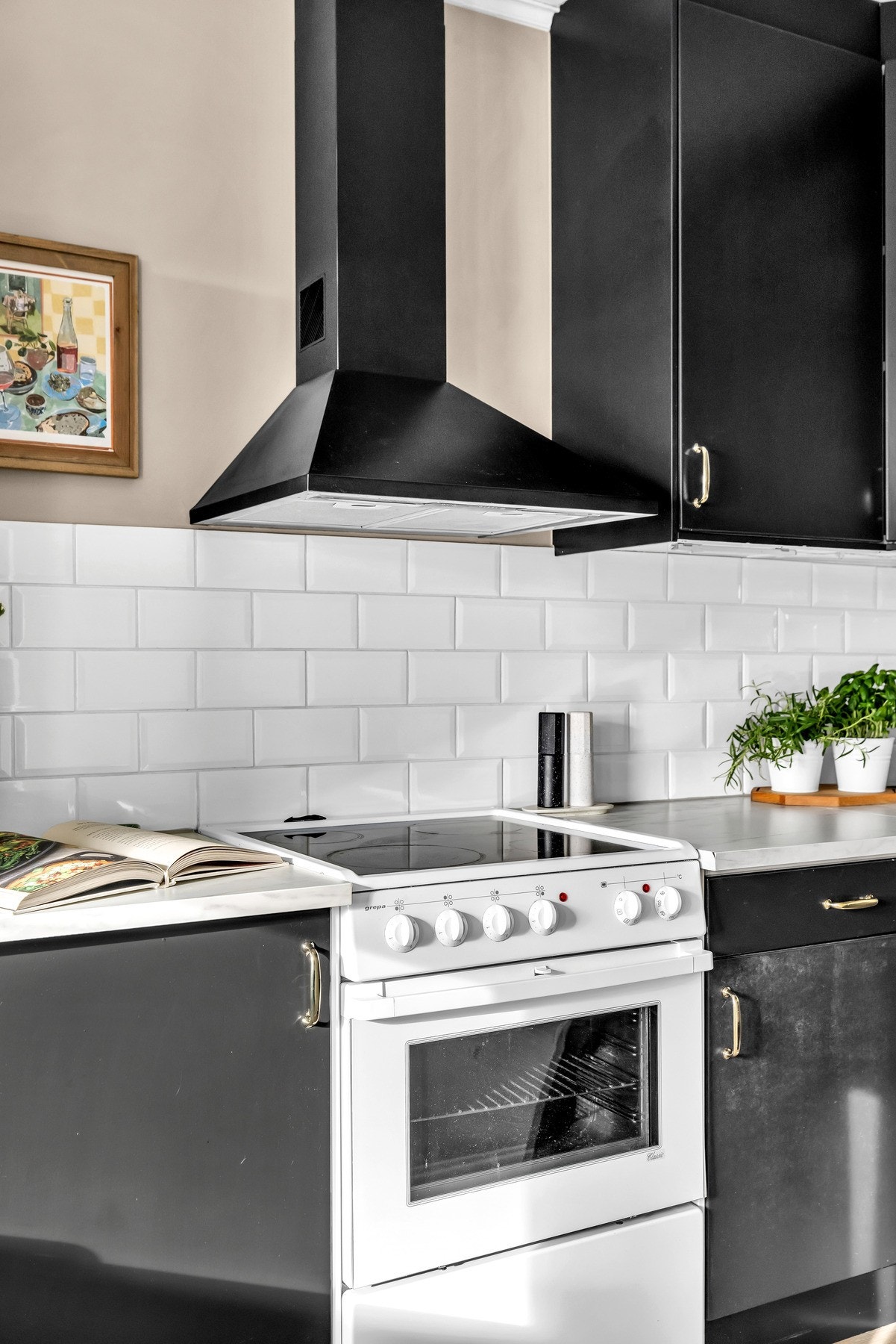 Kjøkkenet har nisjer med plass til frittstående hvitevarer. Galleribilde