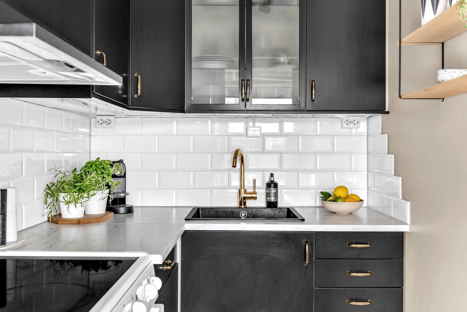 Det er montert lekkasjestopper på vannrør i kjøkkenbenk, slik at vannet automatisk stoppes, ved en eventuell lekkasje i kjøkkenbenken eller ved oppvaskmaskinen. Galleribilde