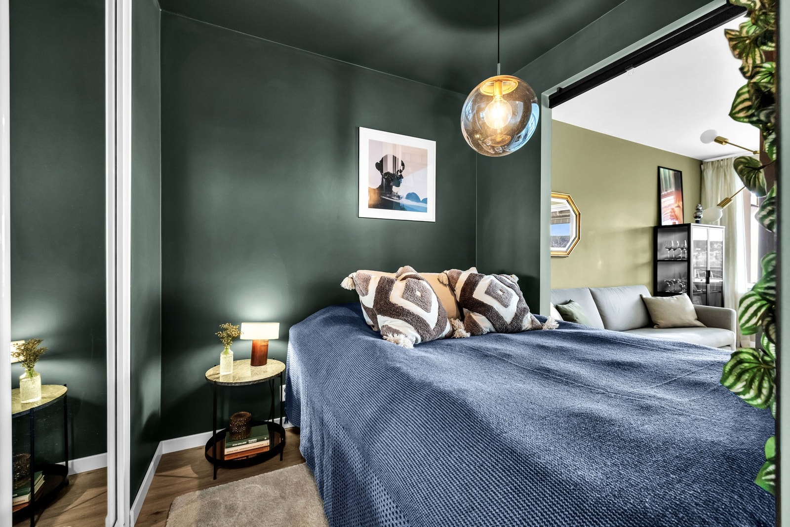 Her får du plass til både dobbeltseng og nattbord. Galleribilde