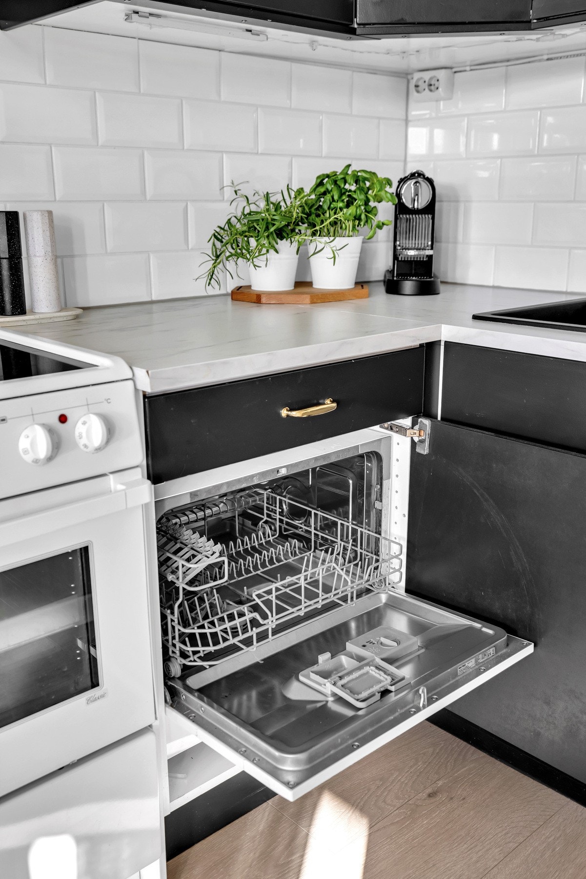 I kjøkkenskapet finner du en praktisk benkoppvaskmaskin. Galleribilde