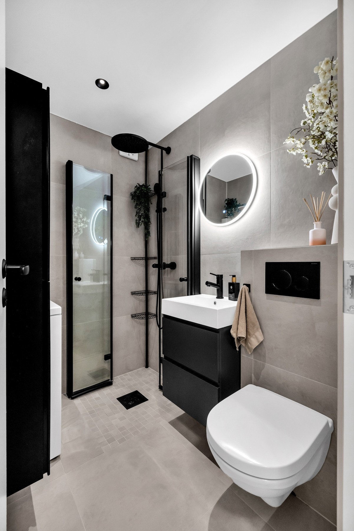 Lekkert baderom fra 2023 med flislagt gulv med varme og flislagte vegger. Galleribilde