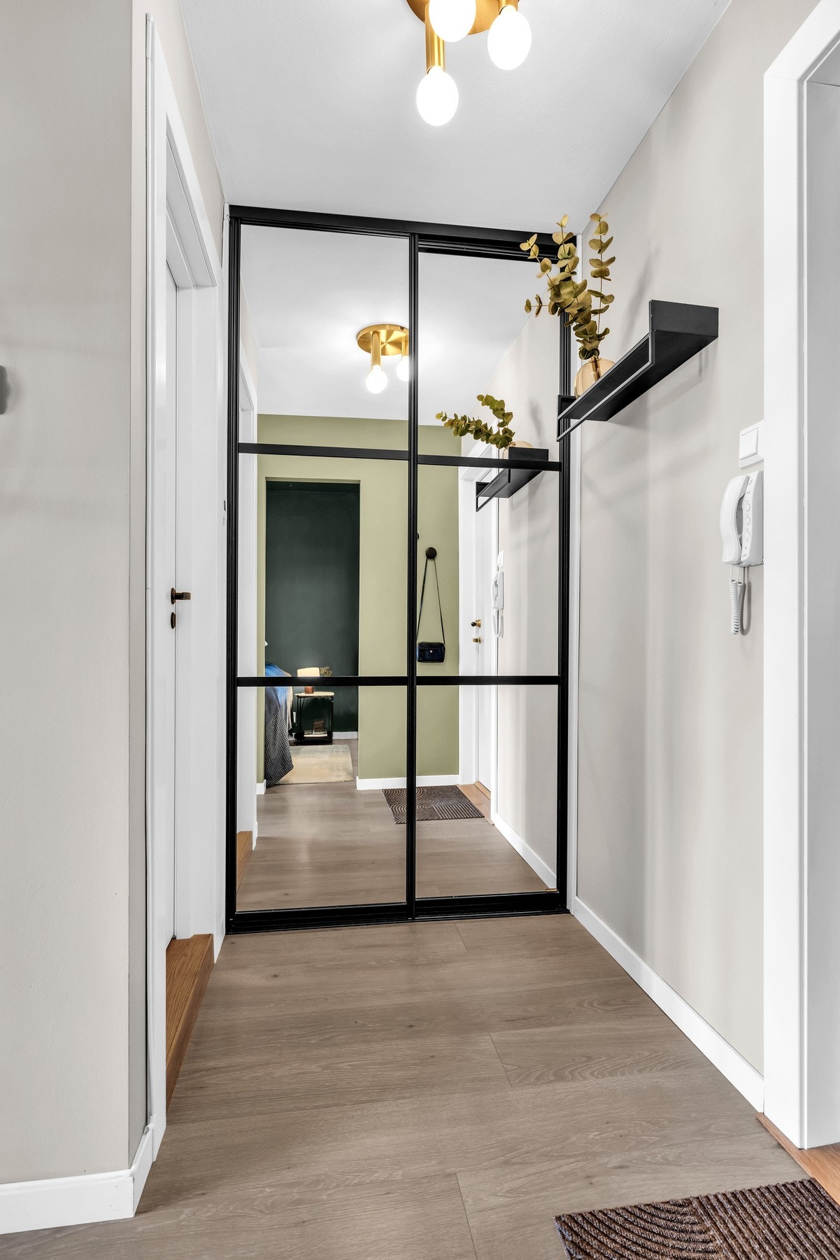 Lys og trivelig entré med god plass for yttertøy og sko i skyvedørsgarderobe med speildører. Galleribilde
