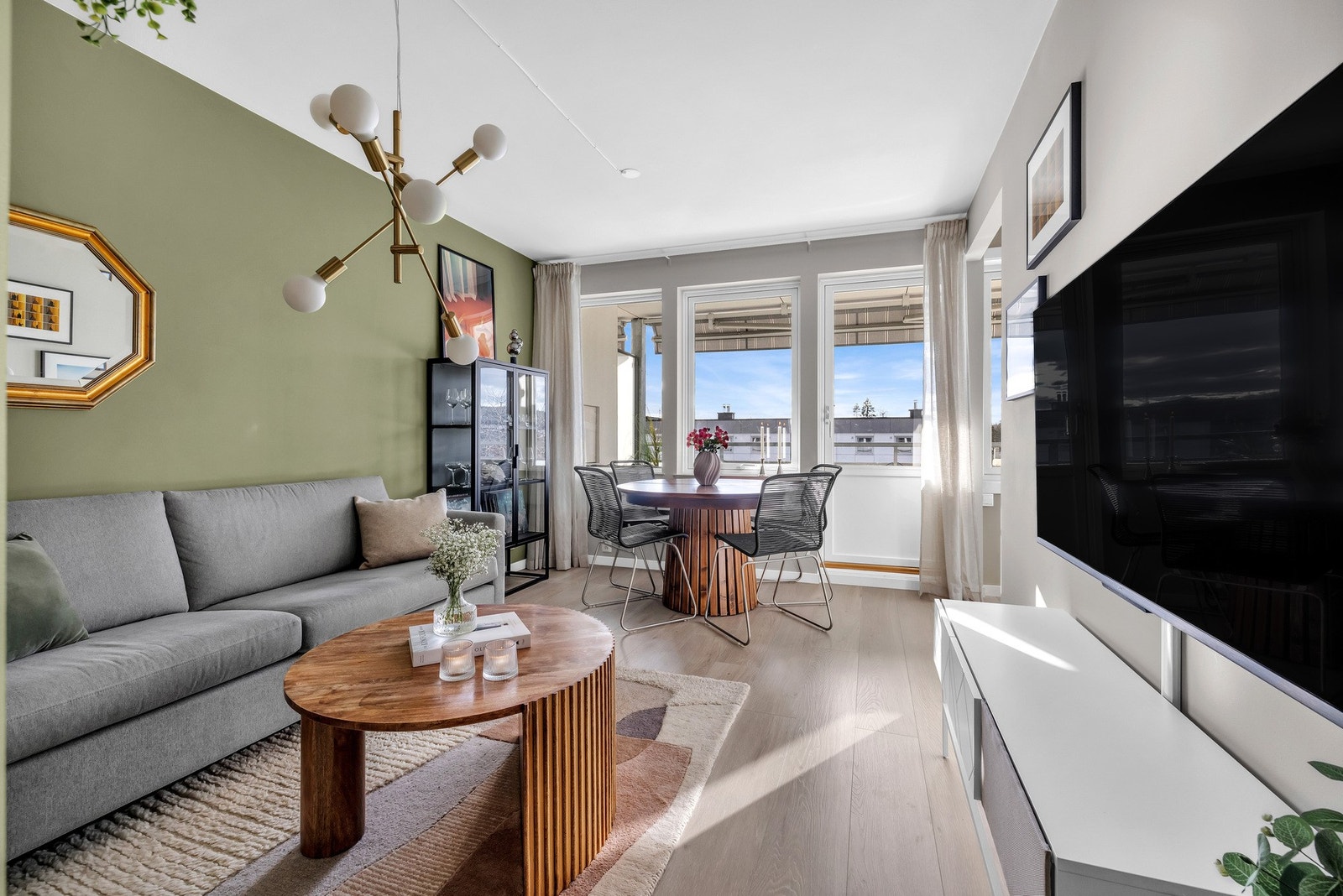 Stuen lar seg enkelt inndele i sosiale soner med spisegruppe og sofagruppe med tv-møblement. Galleribilde