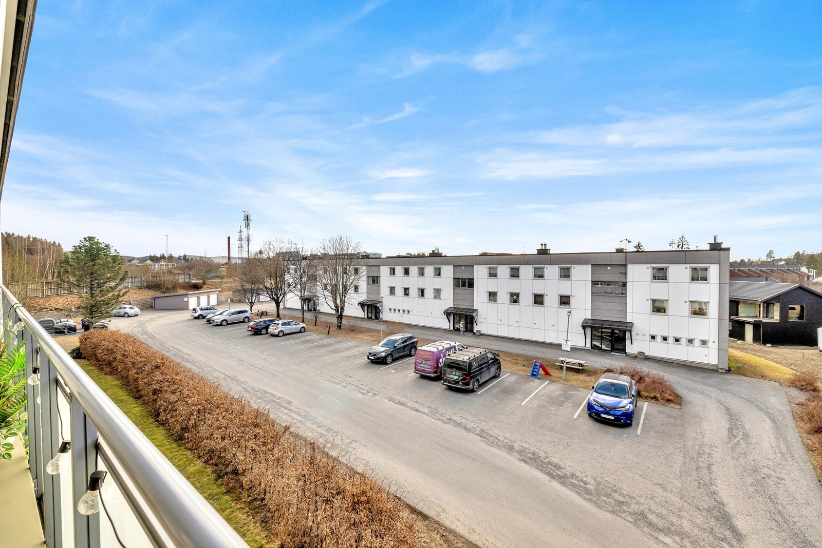 Fra balkongen har du utsikt mot fellesområde og nabolaget. Galleribilde