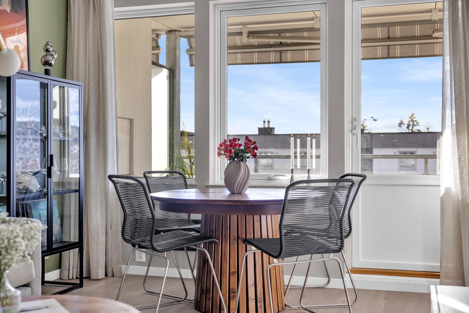 Stuen har store vindusflater som slipper inn rikelig med naturlig lys. Galleribilde