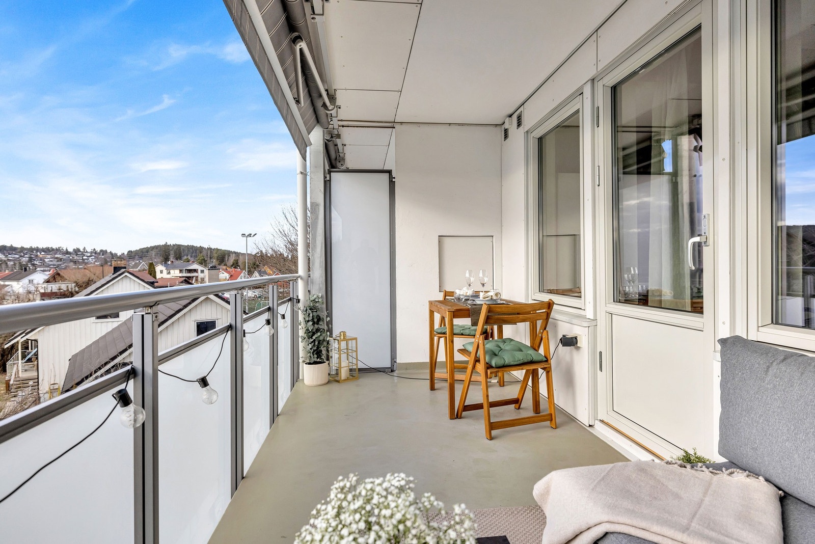 Det er montert markise på balkongen som kan skjerme mot det sterkeste sollyset. Galleribilde